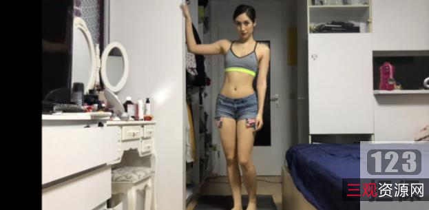 《美少女MaggieQ私房瑜伽，一字马倒立等动作，秀出高颜值大长腿，让人一饮而尽！》