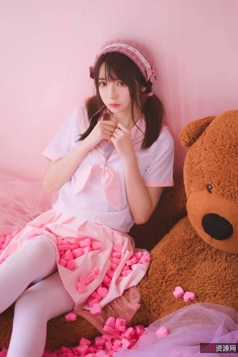 《网红{{网红名字}}的梦想之旅：追逐自我的性感美少女{{杜撰一个姓名}}》