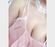 《热情的少女，二次元大合集，与{{网红名字}}一起探索她的精彩世界》