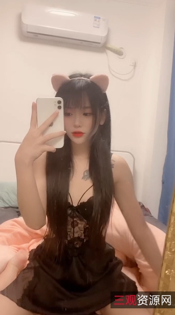 子璐：白皙细腻的小家碧玉，玲珑曼妙的肆虐表情，拨弄手法自娱自乐