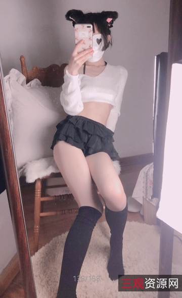 《小结巴穿着猫耳朵装束,在虚拟世界中穿梭,感受真正的爱情》