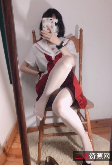 《小结巴穿着猫耳朵装束,在虚拟世界中穿梭,感受真正的爱情》