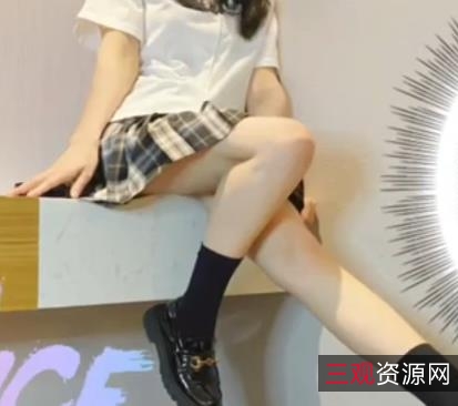 《许木daxumu小雌性狗子黑丝Jk格子裙：网红许木daxumu拍摄的活力满满视频资源》