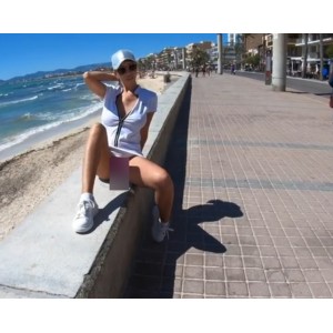 欧美网红Lada的时尚潮流穿搭合集：紫色爱情、白色活泼可爱，柔情浪漫奇妙感绅士穿搭指南