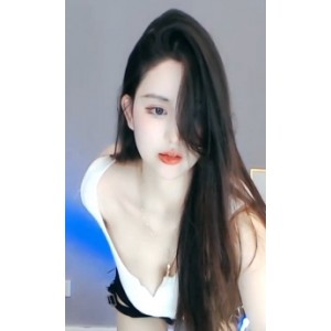 苏樱：斗鱼虎牙人气小仙女，勤奋努力的精神让她美丽自信。