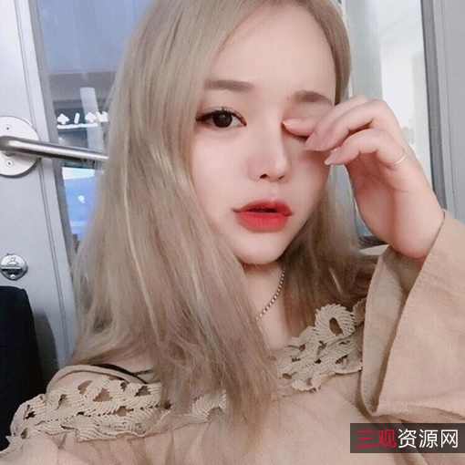 火爆微博!Anlizhaomio性感私拍资源,熟女尤物,1集266m,私密照片、红色服装造型秀!