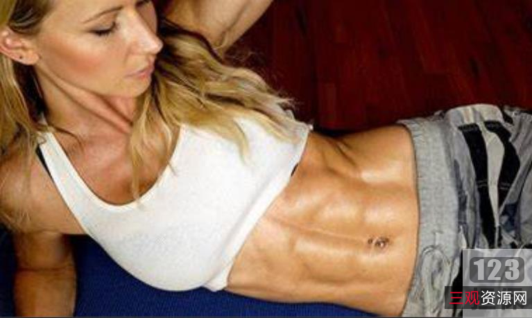 ZuzkaLight：1982年捷克出生的健身女神，超火的颜值、身材、性感腹肌