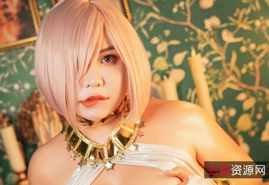 《Queenie：让人着迷的福利姬，一位拥有让人垂涎的巨臀和大罩杯的性感仙女》