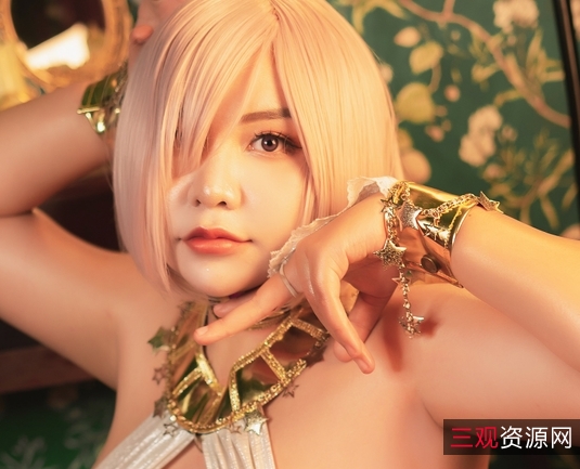 《Queenie：让人着迷的福利姬，一位拥有让人垂涎的巨臀和大罩杯的性感仙女》