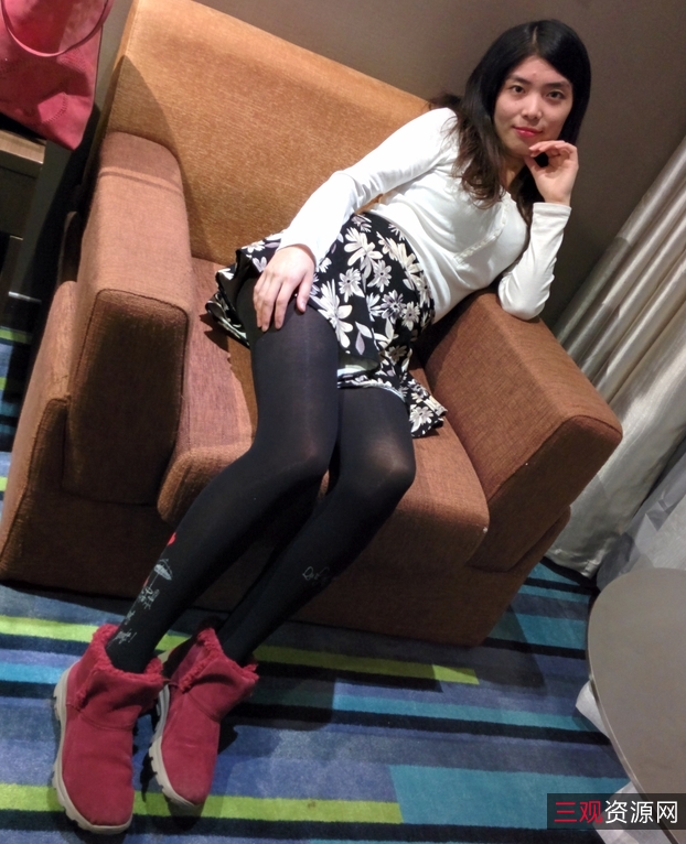 转载搬运的2014年11月9日发布的标题为15三人游的商品，包含1V视频，大小为591M，存储在百度盘上。