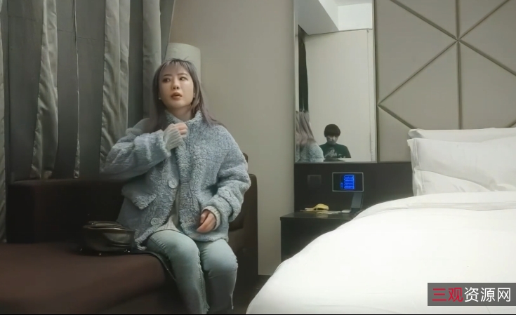 探索者发现妹妹的紫头发