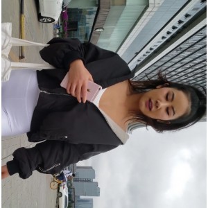 美女穿吊带紧身裤展示迷人胖臀