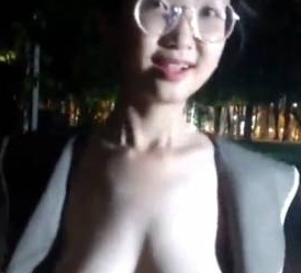 大胆子美眉展示超反差眼镜