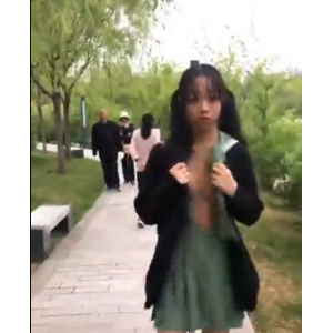 浆果儿展示公园的美味超市里的浆果儿骑车游公园的浆果儿浆果儿luo+ti问路