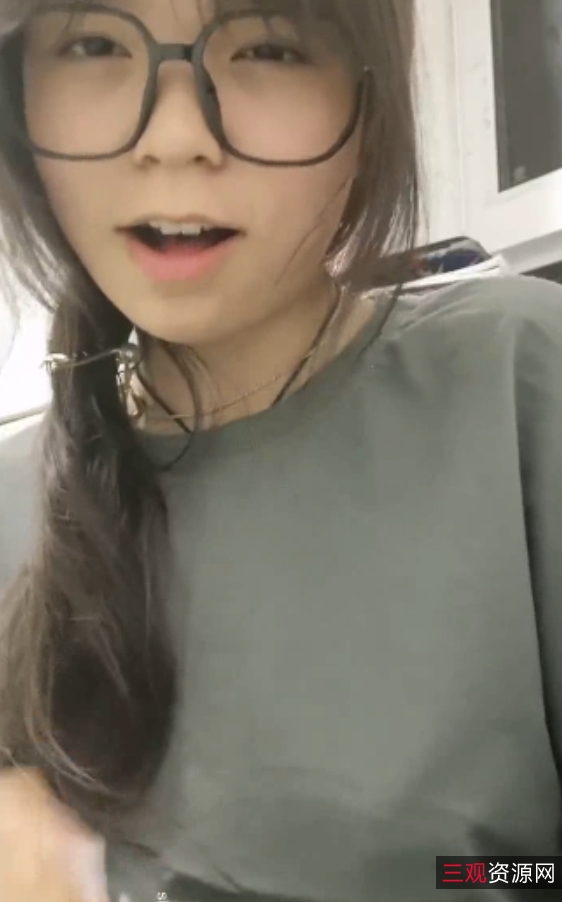 眼镜妹：勇敢展现真实自我，性感诱惑不容错过