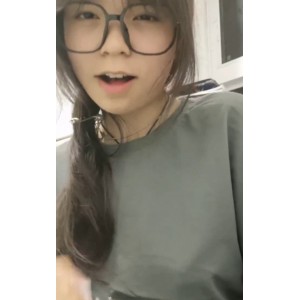 眼镜妹：勇敢展现真实自我，性感诱惑不容错过