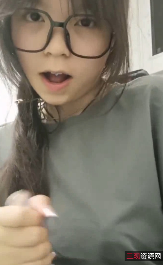 眼镜妹：勇敢展现真实自我，性感诱惑不容错过