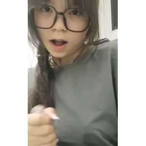 眼镜妹：勇敢展现真实自我，性感诱惑不容错过