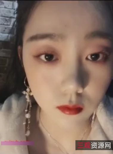 美女互动露脸翘臀后推车镜子互动转载搬运百度盘