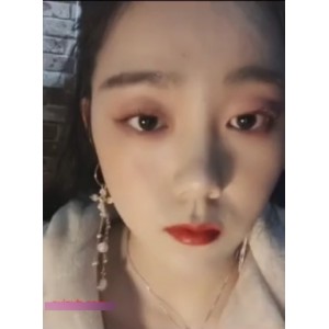美女互动露脸翘臀后推车镜子互动转载搬运百度盘