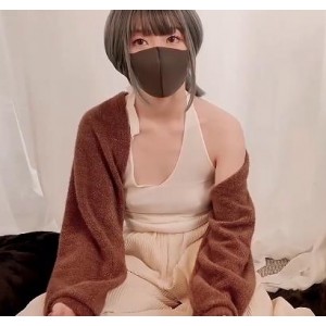 ：《HongKongDoll玩偶姐姐：情侣扑克游戏，作品质量竿娆眼神迷人！》