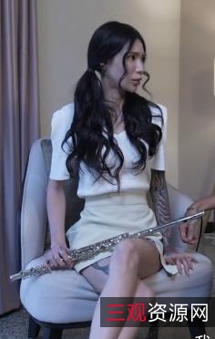 轻量传媒新作《反差她》，双修少妇演绎公厕傻女，7V-1G资源，剧情丰富，音量控制注意