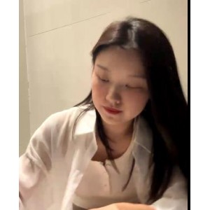 顶级S妇自录直播：风韵犹存，全L身材惊艳夹子