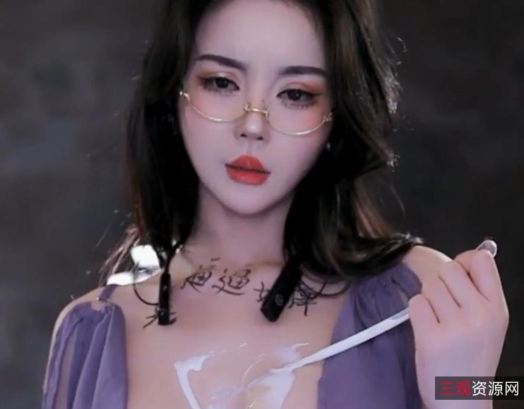 福利姬美女《温凉》万元定制自拍视频，完整版弄鲍道具秀，不明液体四溢表情诱人