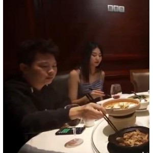 堕落人Q：自拍视频系列，4V画质，1.8G体验，换旗、兄弟观战、参战，车衣、车轮、棒棒糖全收录！