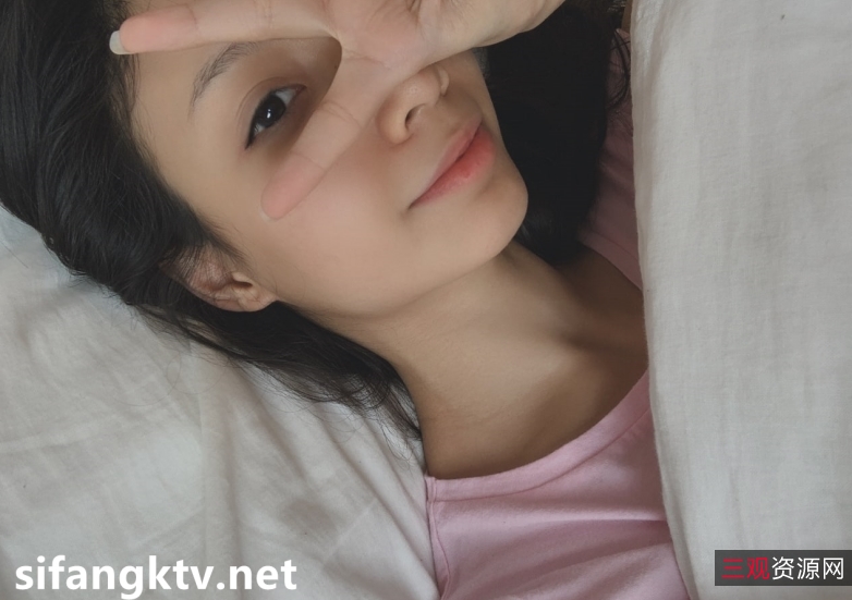 清纯甜美女神alyss私拍视频集，70个视频+9张照片，总大小3.2G，B脸同框自娱自乐同场，榨豆浆打粑粑不明液洗脸，绝对震撼！