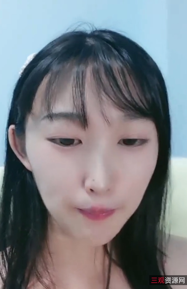 清纯美女小九玥热舞诱惑，扒拉神秘处放飞自我，喷液表演4.14g高清视频