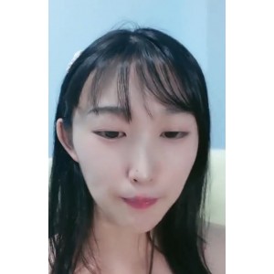 清纯美女小九玥热舞诱惑，扒拉神秘处放飞自我，喷液表演4.14g高清视频
