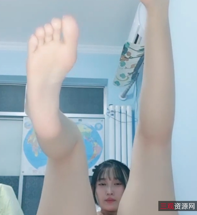 清纯美女小九玥热舞诱惑，扒拉神秘处放飞自我，喷液表演4.14g高清视频