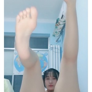 清纯美女小九玥热舞诱惑，扒拉神秘处放飞自我，喷液表演4.14g高清视频