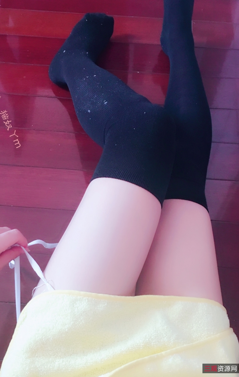 猫奴丫的专业户外猫咪表演，2.94g补品惊艳登场在一个明媚的早晨，猫奴丫准备展示她的户外猫咪表演技能。携带着2.94g的补品，她将展现对猫咪的热爱和专业技能。这次表演不仅是一次活动，更是一次挑战，她知道挑战自我才能不断进步。猫奴丫是这次表演的焦点，穿着简约舒适的服装，马尾扎起，眼中闪烁着对猫咪的热情。外表平凡，但一旦与猫咪互动，她的眼神变得灵动专注，仿佛与猫咪有特殊默契。视频记录了她与猫咪们的互动