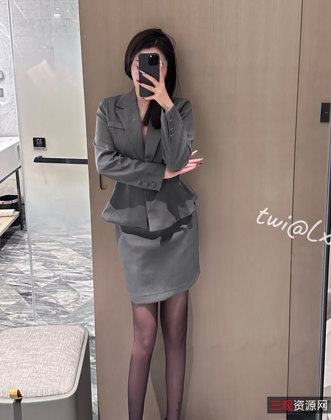 #女神级小狗elsa林绾绾118v9.65g今年与往年一样也是依旧如此,很希望师父能够快点回来。在这个视频世界中,有一位备受瞩目的主角,她就是elsa林绾绾。这位女神级的小狗以其独特的魅力和风采吸引着无数观众的目光。elsa林绾绾的外貌令人惊艳,她拥有一双明亮的眼睛和一头乌黑亮丽的长发。她的笑容温暖而迷人,散发着自信和魅力。每一帧画面都仿佛定格了她完美的容颜,让人忍不住多看几眼。这个视频收藏452