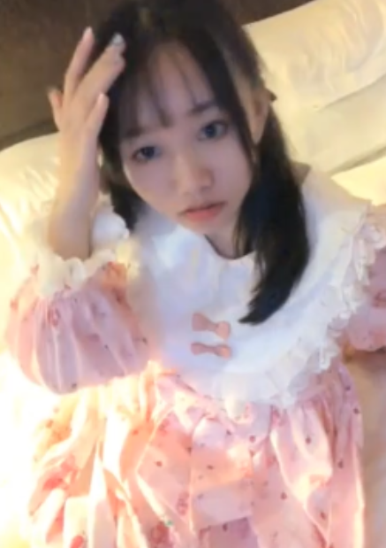 河南实验中学眼镜学妹真实记录54V1.7G，校园生活片段