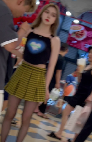 优质2部2.86G街拍达人黑丝美女逛街意外曝光合集