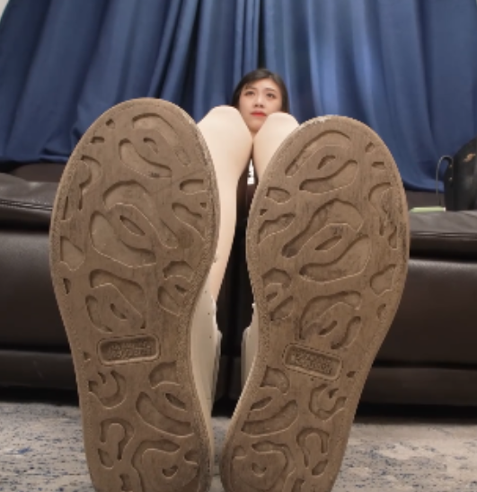 推特小影足部展示1部1.3G老司机最爱